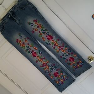 Lilly Pulitzer size 8 Jean embroidered, inseam 30